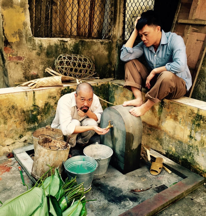 NTK - NSƯT Đức Hùng và BTV Quang Minh thờ thẫn bên vòi nước cũ
