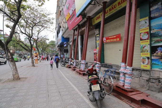 Những chiếc “nạng” sắt mới được dựng lên gần đây trên những ngôi nhà ngay mặt phố Đào Tấn (Ba Đình, Hà Nội).