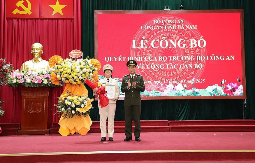 Đại tá Tô Anh Dũng Giám đốc Công an tỉnh Hà Nam trao Quyết định bổ nhiệm Thượng tá Đỗ Thị Thu Hiền - Trưởng Công an thành phố Phủ Lý giữ chức vụ Phó Giám đốc Công an tỉnh Hà Nam
