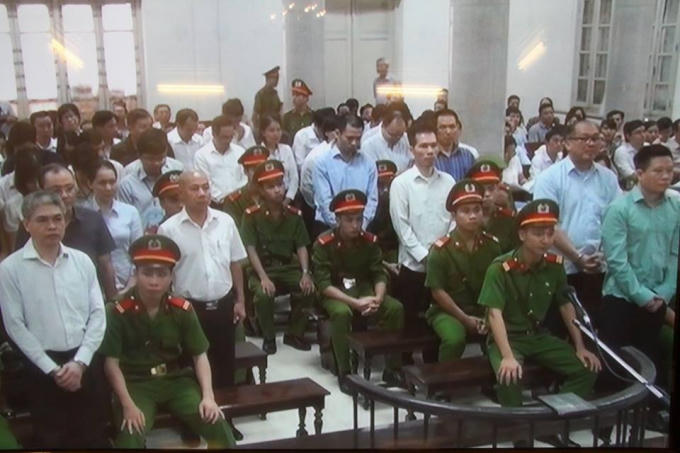 Các bị cáo trước vành móng ngựa trong phiên tòa.