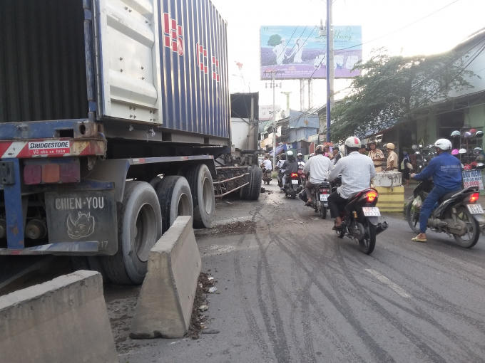 Rất may thời điểm xảy ra vào sáng sớm, ít người qua lại.