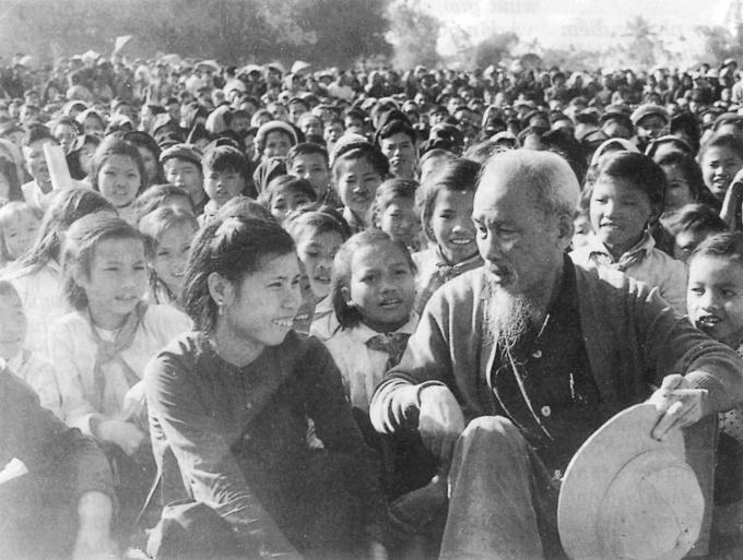 Bác Hồ khen phụ nữ Yên Trường có nhiều thành tích như: “Cô An (ngồi bên trái với Bác) đã làm được 100 mét khối thủy lợi (khi bình quân đầu người trong xã mới 18m), làm được 140 tạ phân và 300 ngày công. (Ảnh tư liệu).