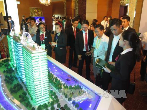Khách hàng tham quan mô hình một dự án bất động sản tại TP Hồ Chí Minh. Ảnh minh họa: Hoàng Hải/TTXVN