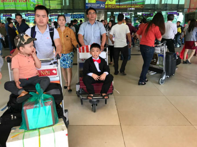 Người dân đổ về Sài Gòn qua sân bay Tân Sơn Nhất.