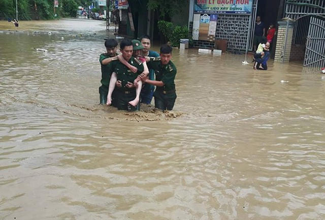 Lực lượng bộ đội biên phòng sơ tán người dân ra khỏi vùng ngập lụt.