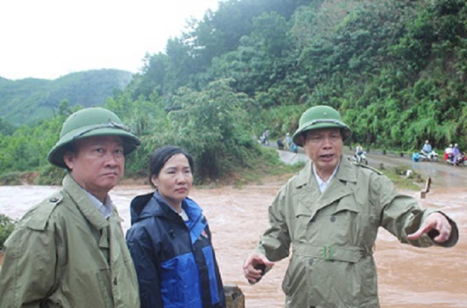 Chủ tịch UBND tỉnh Quảng Ninh Nguyễn Đức Long (bìa phải) chỉ đạo công tác phòng chống mưa lũ trên địa bàn huyện Hoành Bồ.