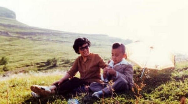 Nữ đạo diễn Dương Khiết đang trò chuyện với Hồng Hài Nhi, do Triệu Hân Bội đảm nhiệm. Ảnh: internet.