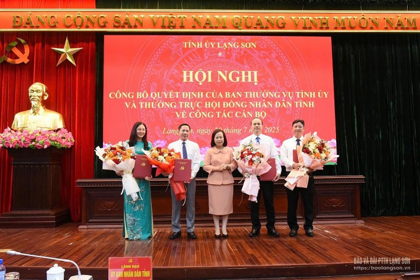 Đồng chí Đoàn Thị Hậu, Phó Bí thư Thường trực Tỉnh ủy, Chủ tịch HĐND tỉnh trao quyết định và tặng hoa chúc mừng các đồng chí được bổ nhiệm. Ảnh: Báo Lạng Sơn