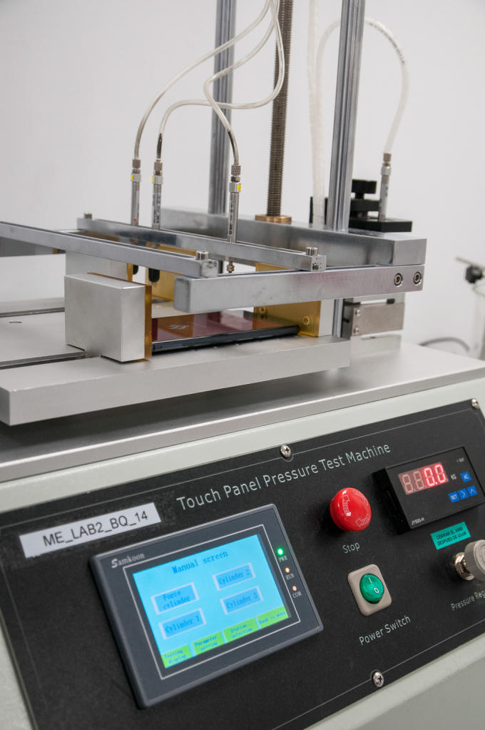 Sau khi vượt qua hàng loạt các bài test kiểm định độ bền cơ khí và khả năng chịu đựng môi trường khắc nghiệt, những chiếc điện thoại Vsmart tiếp tục được kiểm tra điện tử những tính năng quan trọng nhất của một chiếc điện thoại thông minh, bao gồm màn hình, camera, chất lượng tín hiệu, độ an toàn phát xạ của sóng điện thoại đối với người dùng…
