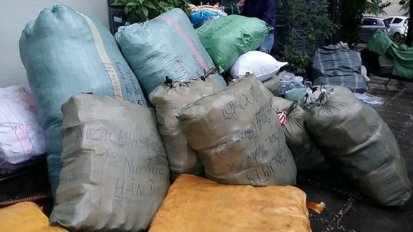 Những chuyến áo ấm được nhóm tình nguyện thuộc chương trình Cơm có thịt chuyển lên đồng bào vùng cao. Ảnh: Facebook nhóm