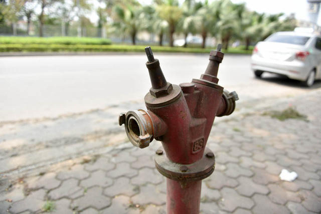 Một họng nước cứu hỏa đã mất cả nắp đậy vòi nước lẫn tay vặn van.