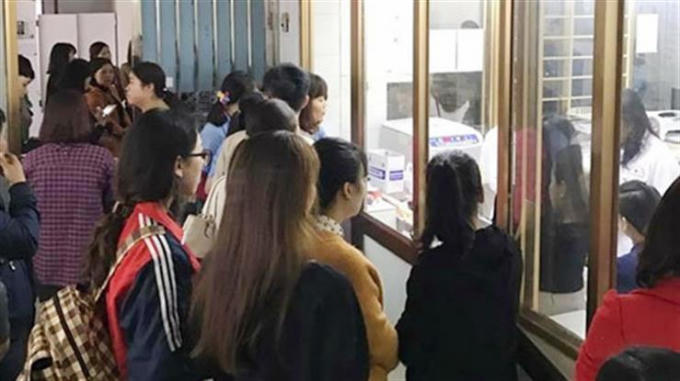 Hình ảnh hàng trăm thầy cô giáo đứng chờ đợi để được hiến máu cứu học trò đã gây xúc động mạnh trong những ngày qua. (Ảnh: Bộ giáo dục và đào tạo).
