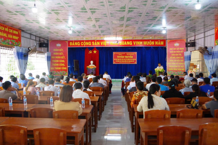 Cán bộ Hải đoàn 42 tuyên truyền, phổ biến các quy định về chống khai thác IUU và công tác phòng chống tội phạm ma túy cho ngư dân xã Khánh Bình Tây, huyện Trần Văn Thời, tỉnh Cà Mau