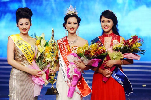 Cùng với chiếc vương miện, Hoa hậu Việt Nam 2016 sẽ được nhận 500 triệu đồng tiền mặt. Á hậu 1 và Á hậu 2 lần lượt nhận được số tiền mặt là 300 và 250 triệu đồng.