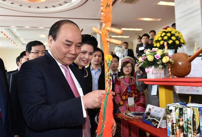 Thủ tướng tham quan sản phẩm truyền thống của tỉnh Tuyên Quang.