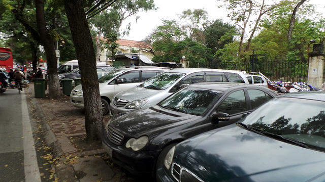 Bãi trông giữ ô tô, xe máy chiếm hết vỉa hè phố Nguyễn Đình Chiểu.