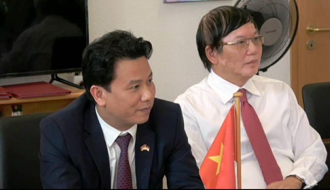 Chủ tịch UBND tỉnh Hà Tĩnh Đặng Quốc Khánh cùng Tham tán công sứ Nguyễn Hữu Tráng chứng kiến các biên bản ghi nhớ được ký kết.