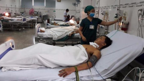 Lê Quang Dũng đang điều trị tại BV đa khoa Ninh Thuận. (Ảnh: báo Pháp luật TP HCM)