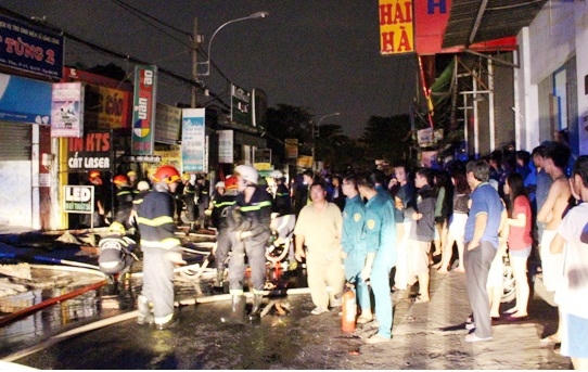 Hiện trường vụ cháy rạng sáng nay (1/2) trên đường Lê Đức Thọ (TP HCM).