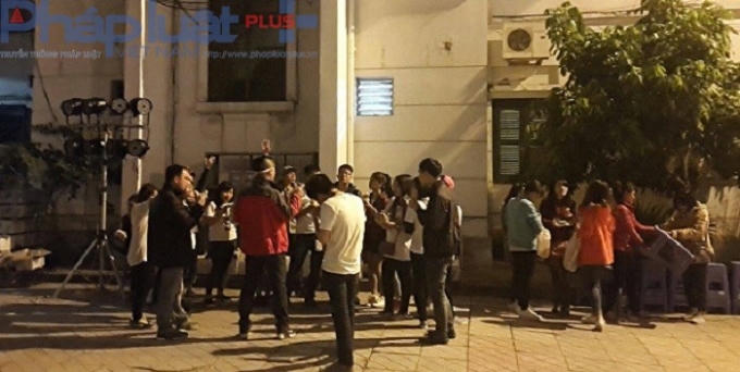 18h30': Rất đông bạn trẻ tình nguyện là fans của ban nhạc Bức Tường và cố nhạc sỹ, ca sỹ Trần Lập đã có mặt để phục vụ buổi lễ. Ảnh: Vũ Quang.