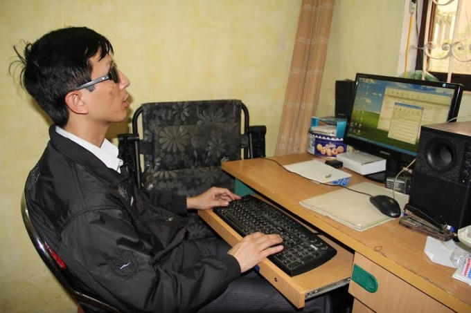 Dù bị khiếm thị nhưng anh Việt thể nói tiếng anh như gió, sử dụng máy vi tính thành thạo và chụp được những bức ảnh đẹp cho bài báo.