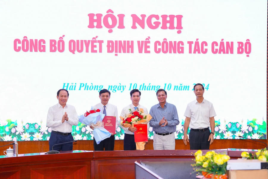 Thường trực Thành uỷ TP Hải Phòng trao Quyết định và tặng hoa chúc mừng ông Phạm Ngọc Dương và ông Đặng Đông Anh.