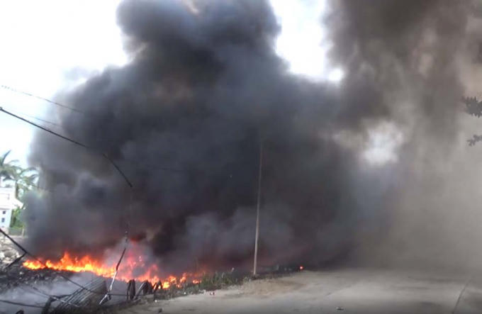 Ngọn lửa bốc cháy dữ dội.