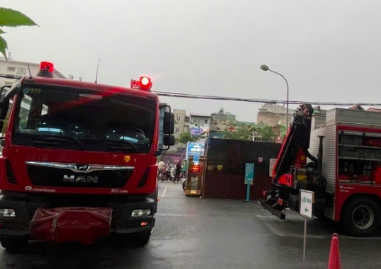 Lực lượng cứu hộ tiếp cận hiện trường giải cứu người phụ nữ.