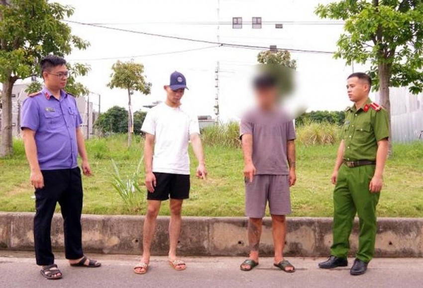 Cơ quan Công an thực nghiệm điều tra hành vi phạm tội của Nguyễn Hoàng Long (áo trắng) và P.Q.H. (Ảnh: CAND).