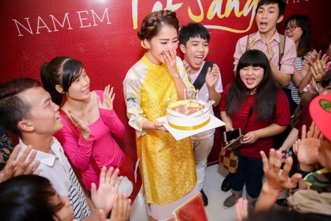 Nam Em hạnh phúc và bất ngờ khi được fan hâm mộ tổ chức sinh nhật ngay trong buổi giới thiệu MV Tết sang