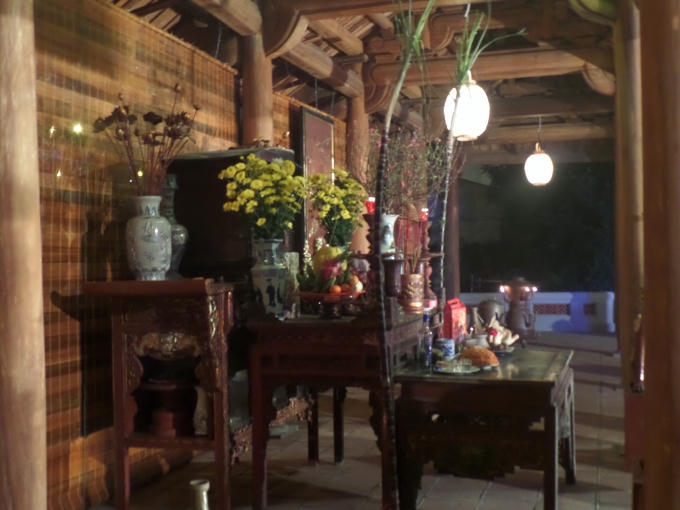 Phía trái bàn thờ luôn đặt một bình lớn, ngày thường có thể để không, nhưng trong ngày Tết có thể cắm được chín cành huệ.