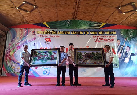 Ông Vũ Hoàng Diệp, Phó tổng biên tập cùng với ông Trần Ngọc Hà, Trưởng ban Văn hóa Xã hội tặng quà lưu niệm.