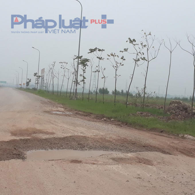 Trời nắng bụi bay mù mịt.