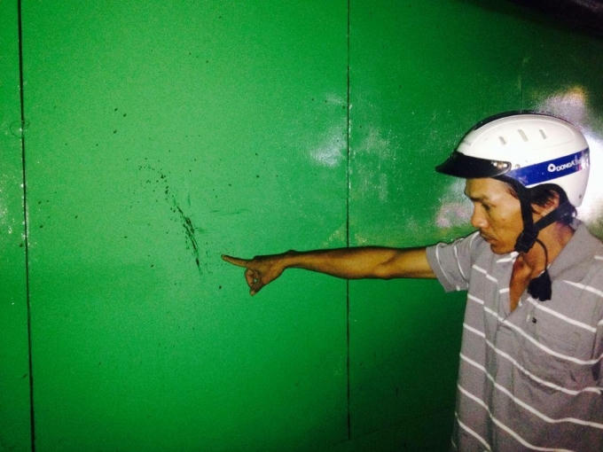Máu của nạn nhân bắn lên tấm tôn ở đầu hẻm 225 đường Khánh Hội. Ảnh: Phạm Thịnh.