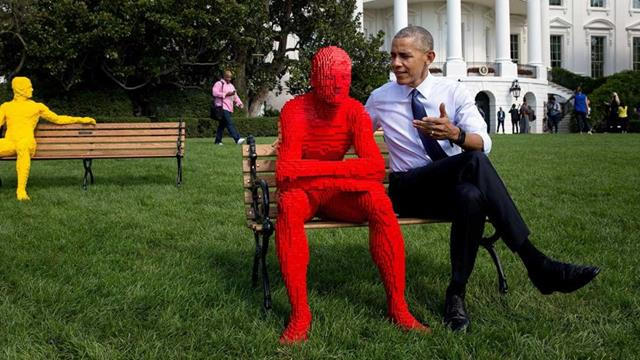 Ông Obama trò chuyện với một mô hình người được xếp từ Lego.