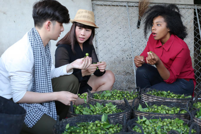 Vượt 200km, Hoa hậu Hằng Nguyễn xúc động khi hội ngộ “nghệ nhân” Lãnh Mỹ A