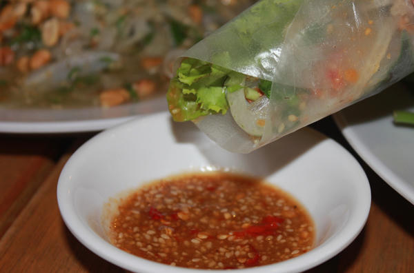 Nước chấm của m&oacute;n gỏi c&aacute; mai&nbsp;Phan Thiết&nbsp;được nấu từ nước me chua kết hợp với đường cho c&oacute; độ sệt đặc để cho ra vị chua ngọt thanh, sau đ&oacute; rắc l&ecirc;n một &iacute;t m&egrave; cho m&oacute;n nước chấm th&ecirc;m đẹp mắt v&agrave; m&ugrave;i thơm đặc trưng.