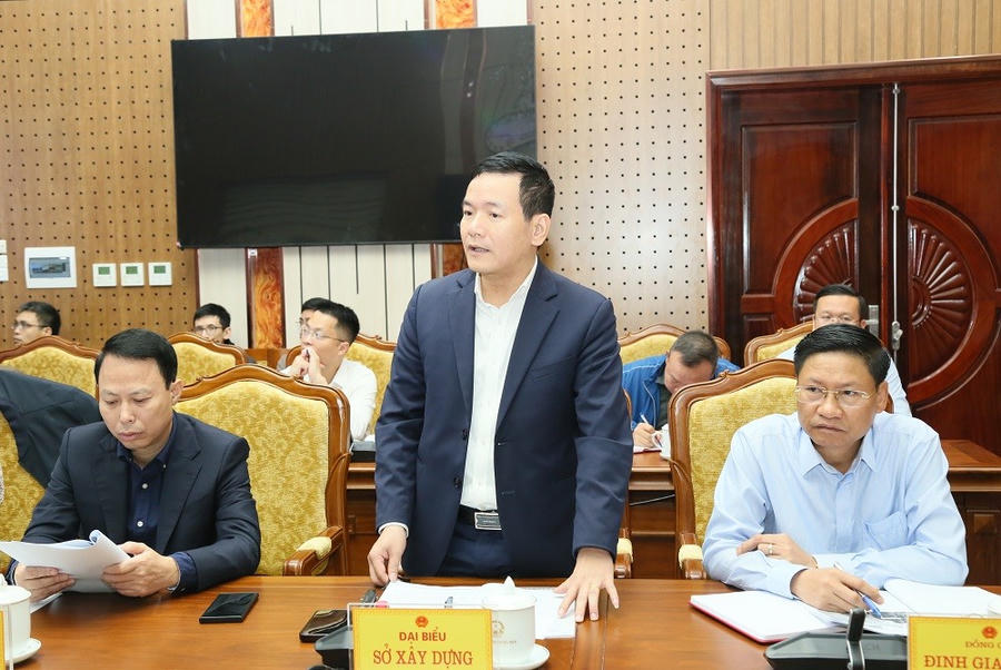 Lãnh đạo Sở Xây dựng báo cáo chủ trương đầu tư xây dựng hai dự án giao thông.