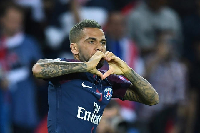 Dani Alves lập công, mở tỷ số cho PSG.