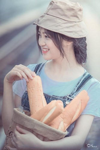 &ldquo;Hot girl b&aacute;n b&aacute;nh mỳ&rdquo; xinh đẹp x&ocirc;n xao cư d&acirc;n mạng