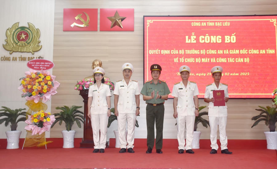 Đại tá Hồ Việt Triều - Ủy viên Ban Thường vụ Tỉnh ủy, Bí thư Đảng ủy, Giám đốc Công an tỉnh Bạc Liêu, trao Quyết định tổ chức bộ máy cho Phòng Công tác chính trị.