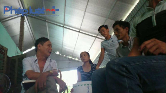 Lang băm Đỗ Văn Khang (áo phanh cúc ngực) đang "chém gió" chữa khỏi bách bệnh. (Ảnh: Tiến Vũ)