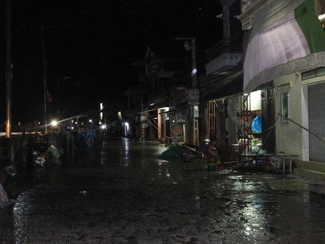 B&atilde;o số 2 qu&eacute;t qua, mưa to khắp 2 miền