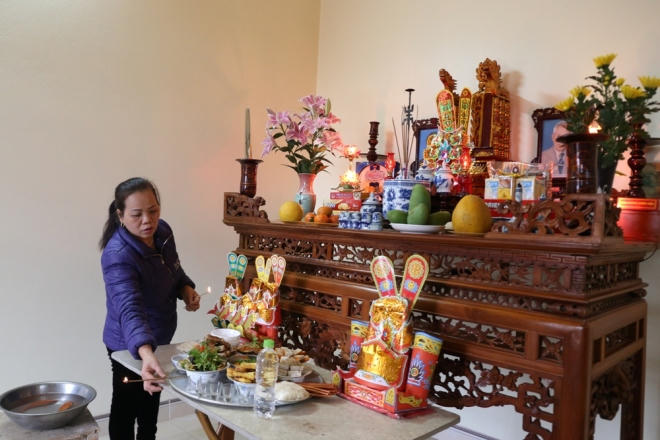 Bà Tuyết sắp xếp đồ lễ sao cho hài hòa nhất. Người miền Bắc thường cúng con cá vàng cùng với lễ cúng ông Công ông Táo.