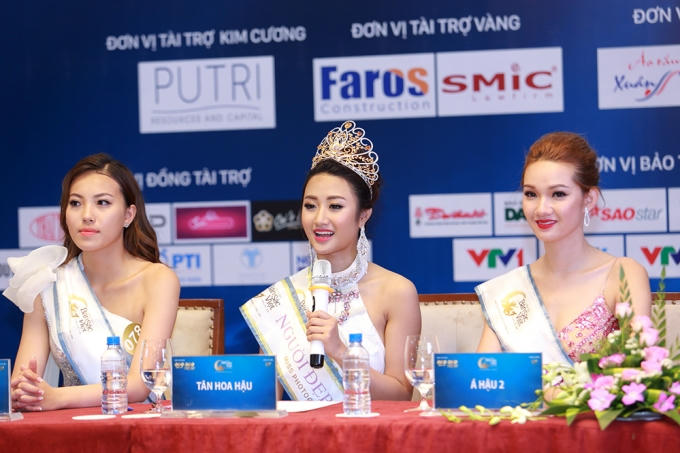 Hoa hậu và Á hậu 1, Á hậu 2 tại cuộc gặp gỡ báo chí ngay sau đêm chung kết.