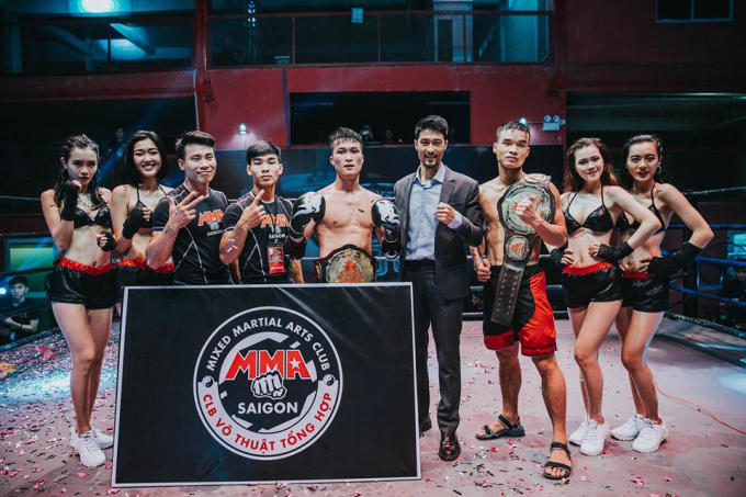 Vũ Lê Văn (bên trái của diễn viên Johnny Trí Nguyễn) cùng Bùi Huy Tưởng nhận đai vô địch. Ảnh: Đắc Việt.