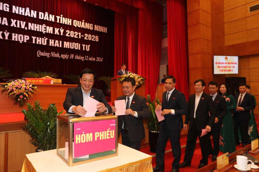 Với tỷ lệ 100% đại biểu dự kỳ họp 24 HĐND tỉnh Quảng Ninh tán thành ông Phạm Đức Ấn, Phó Bí thư Tỉnh ủy đã trúng cử chức vụ Chủ tịch UBND tỉnh khóa XIV, nhiệm kỳ 2021-2026