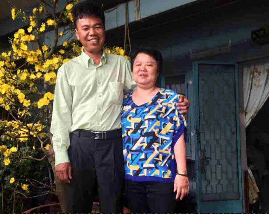 Anh Thanh chụp hình cùng vợ. Ảnh: NVCC