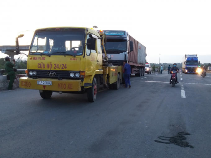 Xe cẩu đưa chiếc container vi phạm về trạm chờ xử lí.