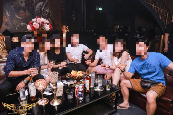 &nbsp;V&agrave; th&ecirc;m nhiều chai rượu kh&aacute;c.